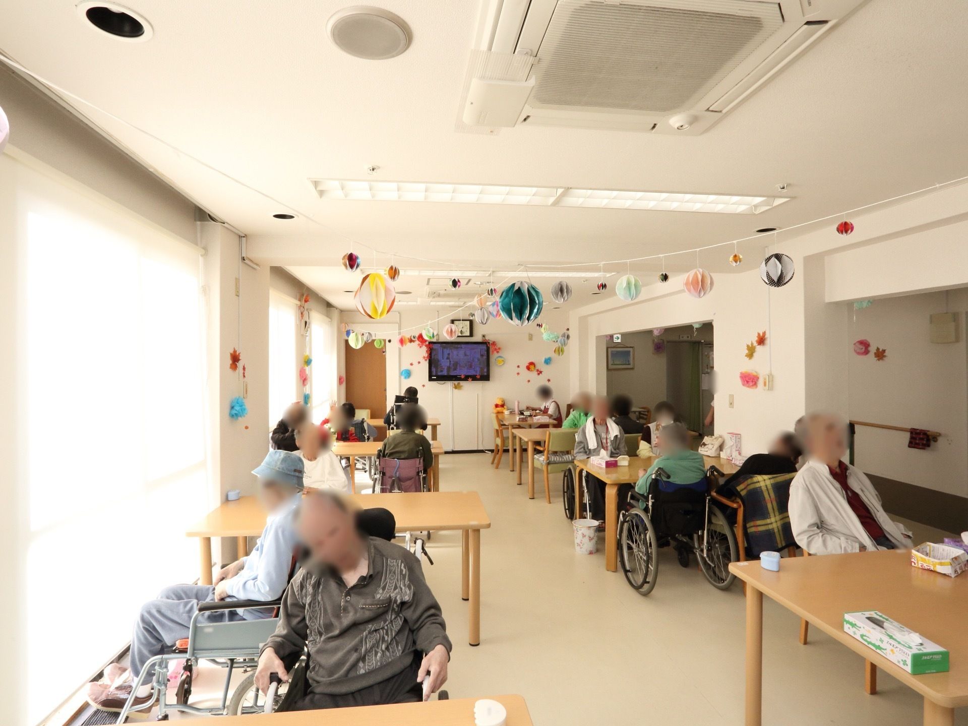 ダイニングには壁つけのテレビが設置されている。入居者様はおしゃべりをしたりテレビを見たりと思い思いにくつろげる。