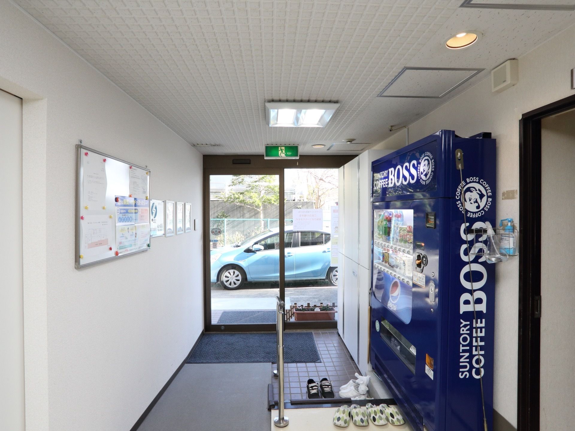 車を寄せれば天候の悪い日でも濡れることなく建物に出入りすることができる機能的なデザイン。明るく清潔感があるので気持ちよく利用できる。