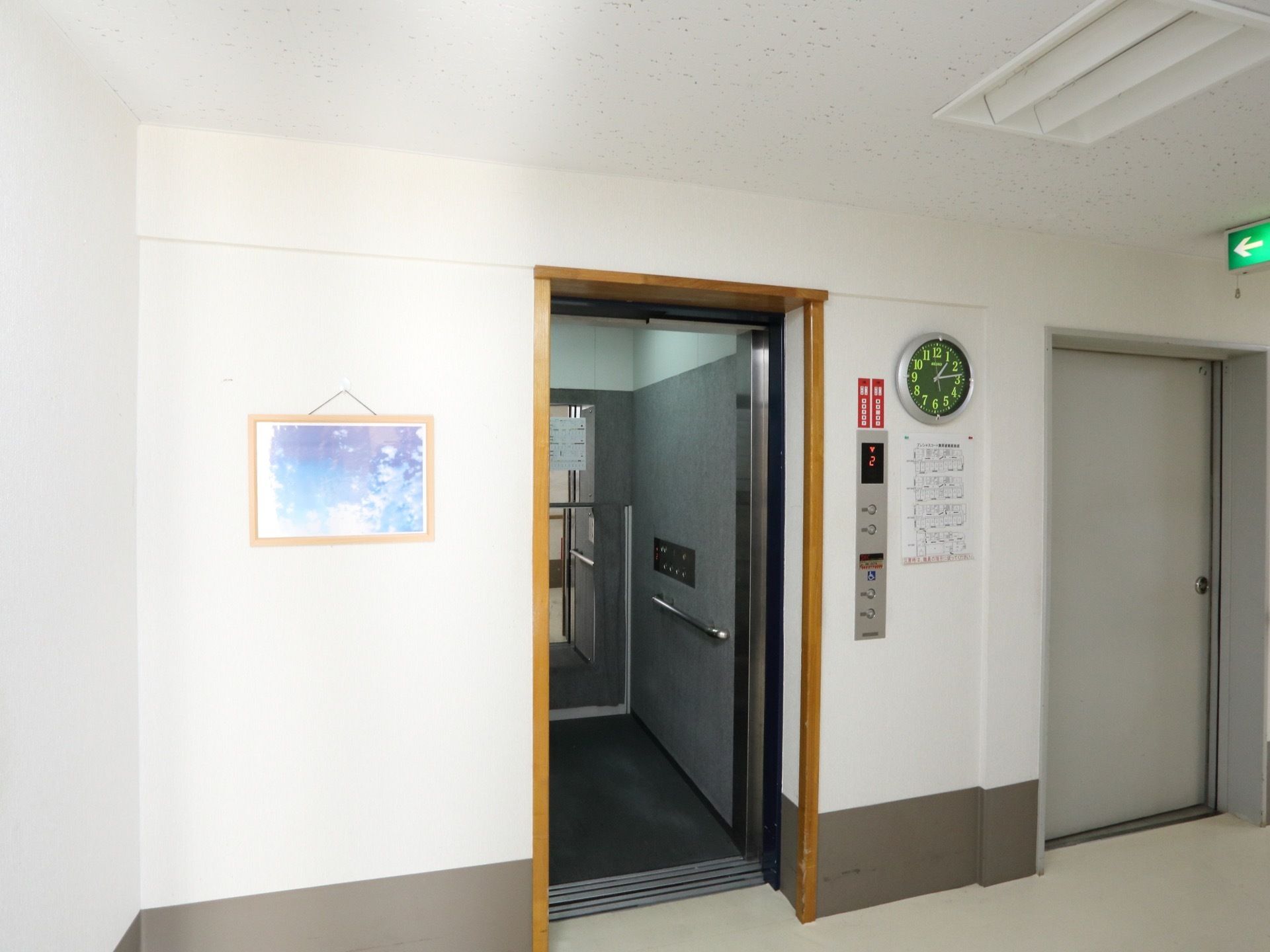 設置されているエレベーターは奥行きがある中型なので、一度に複数人が移動することができる。安全のため内部に手すりを設置してある。