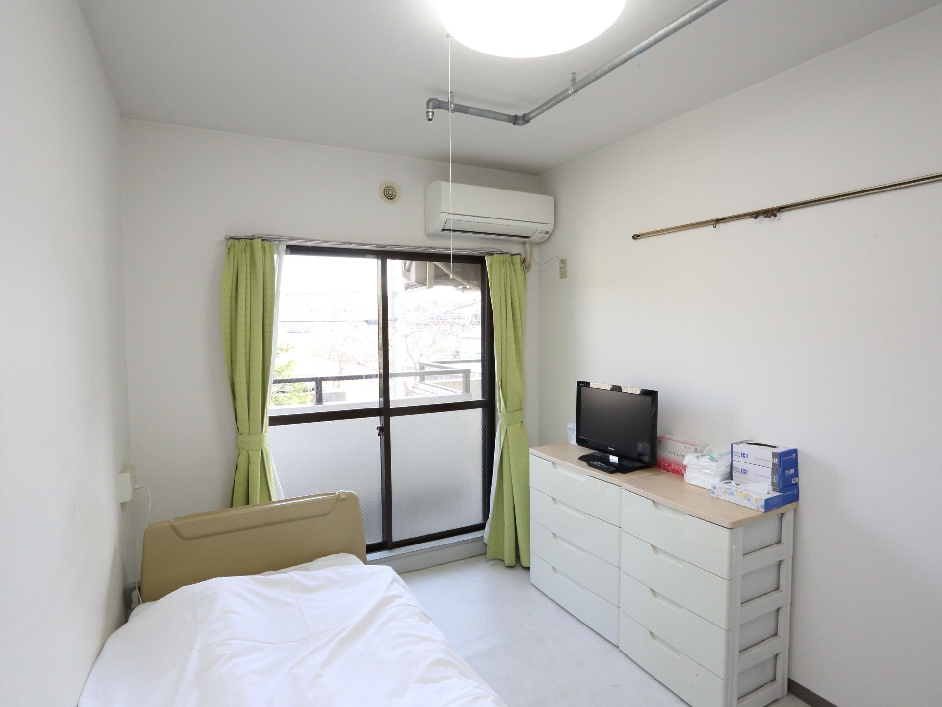 部屋の奥にある窓からベランダに出ることができる。窓ガラスは下半分がすりガラスなので、外から部屋が丸見えになる心配がない。