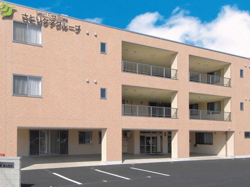 鉄骨造３階建ての建物。住宅型有料老人ホーム「我が家あんなか」の外観