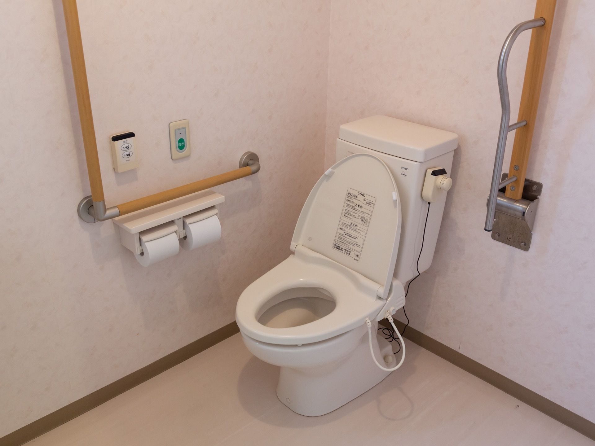 トイレは温水洗浄便座を取りつけている。壁には非常ボタンがあり、固定式のほか、折り畳み式の手すりも設置されている。
