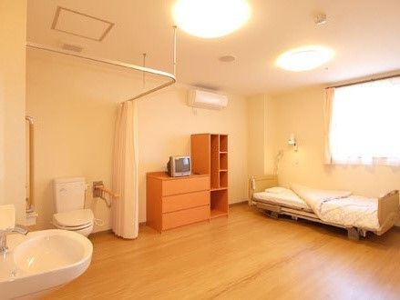 フローリング仕様の広めのスペース。トイレと洗面台があるタイプの居室