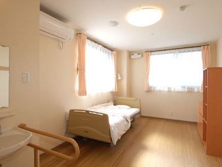 柔らかい照明がある小さ目の部屋。トイレがないタイプの居室