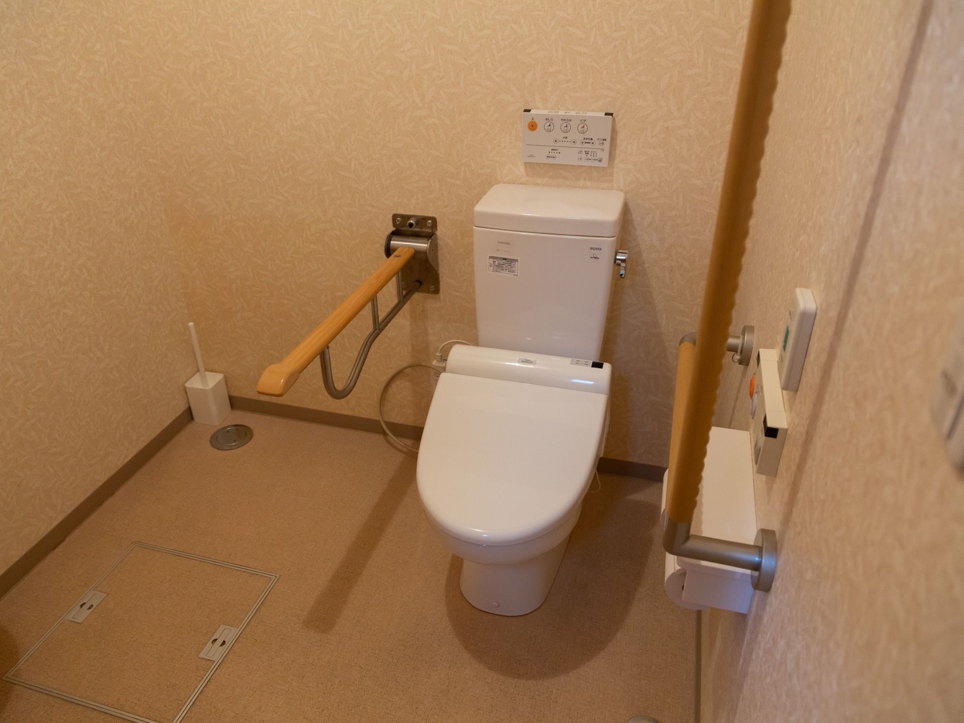 トイレは温水洗浄便座で、タンクの上と、トイレットペーパーホルダーの上の壁に操作パネルが取りつけられている。