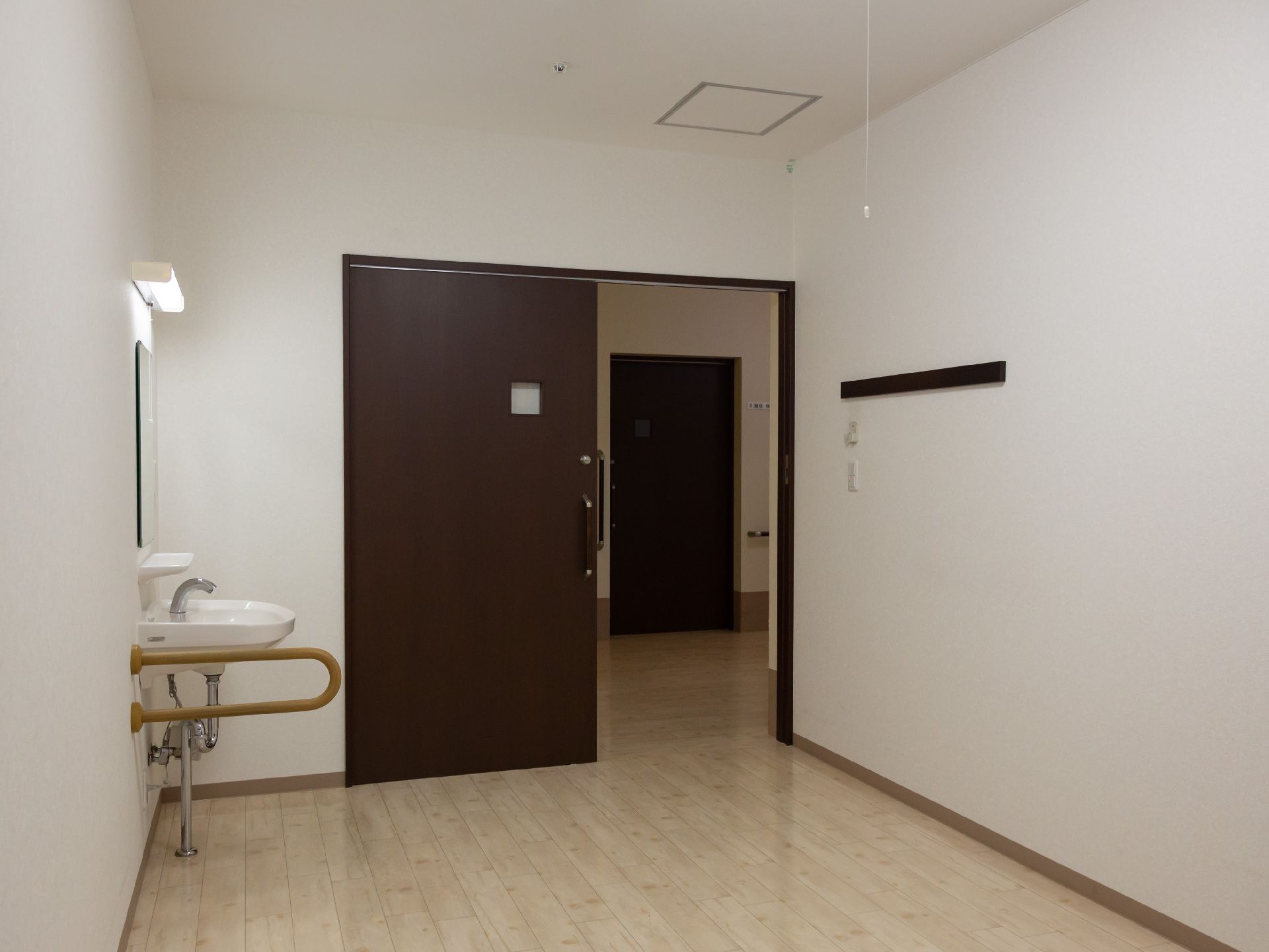 大きな取っ手が付いた、スライド式の扉が設置された居室