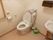 広々とした清掃の行き届いたトイレである。温水洗浄便座や手すり、ナースコール、手洗いスペースが完備されている。