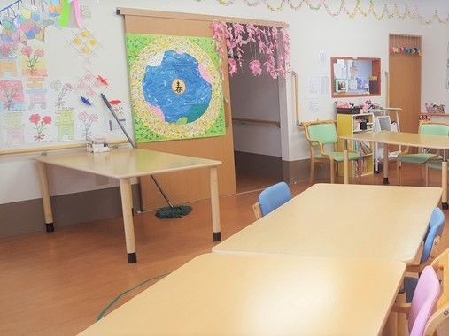 木の机といすが並んでいるスペース。多くの人が集まれるところ