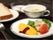 トースト、オムレツとサラダ、ポタージュ、ヨーグルトの洋食メニューの提供例。栄養バランスも考え抜かれている。