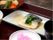 白飯、鯖の煮付け、煮物、味噌汁の和食メニューの提供例。栄養バランスが考え抜かれており、利用者の方のご希望にも対応している。