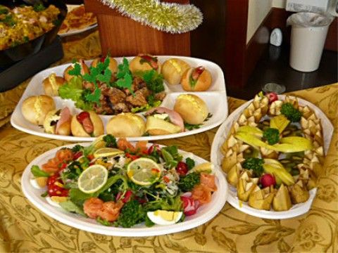 彩りの豊かなオードブルやサラダ、デザートが並ぶ食卓