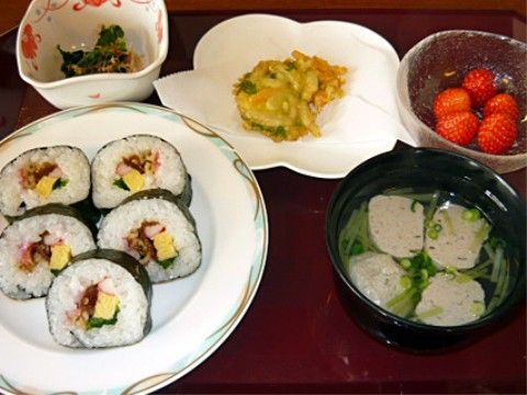 海苔巻きとおひたしなどの副菜、汁物、デザートにいちごを添えた献立