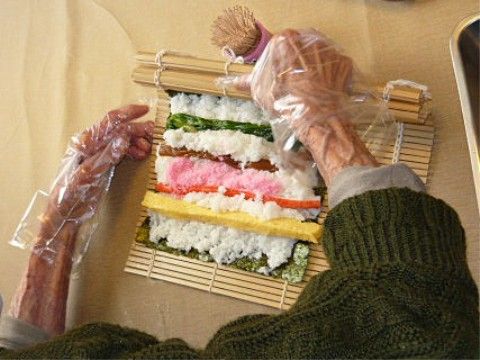 巻きすを使って巻きずしを手作り。季節にあわせたざまざまなイベントを用意して、入居者様が常に楽しめるように配慮している。