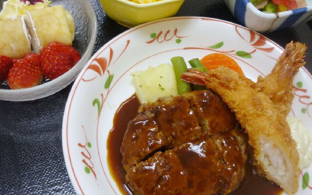 デミグラスハンバーグと海老フライ、苺とクレープのデザート
