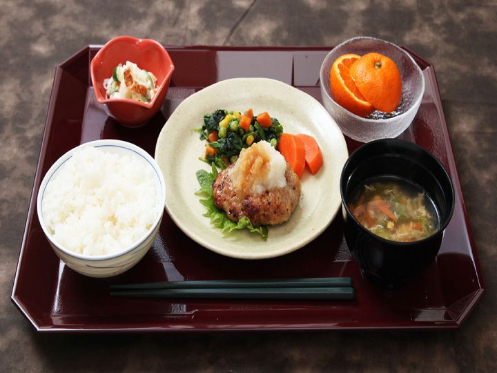 おろしハンバーグとご飯とかきたま汁、ポテトサラダとみかんのデザート