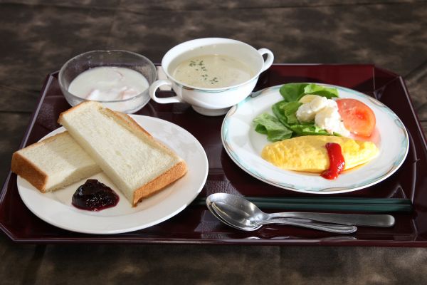 トーストとオムレツとサラダ、スープとデザートのセット