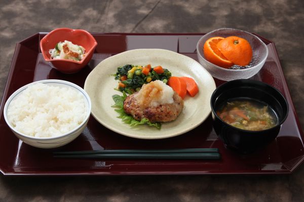 おろしハンバーグと、ご飯とかきたま汁、ポテトサラダとみかんのデザート