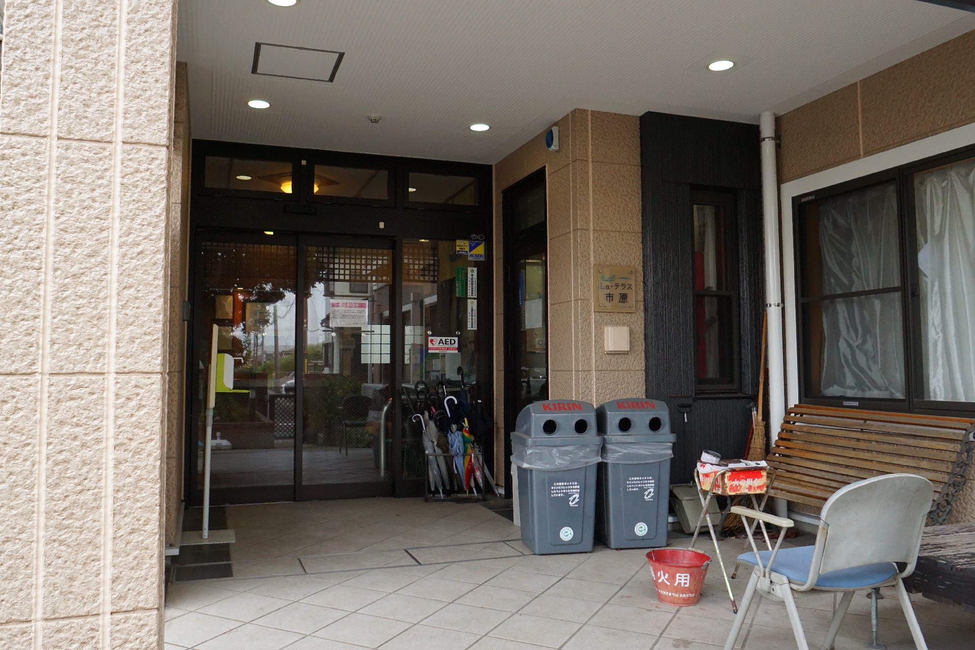 ベンチのある玄関