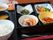 白いご飯にみそ汁、デザートが付きお中の中にはきれいにおかずが盛り付けられている。