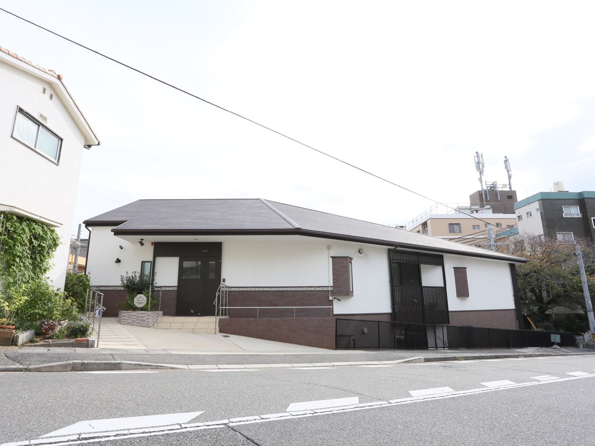 日本家屋を現代風にアレンジしたような個性的な外観。閑静な住宅街に建っているので、日を遮る高い建物はない。