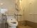 浴室のない居室にはトイレに併設する形でシャワーが設置されている。シャワーカーテンで区切ることができるので、便器が濡れてしまうことはない。
