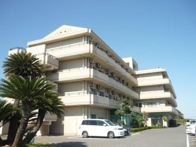 白っぽ建物が青い空によく映える。４階建て（一部５階建て）のどっしりとした建物。