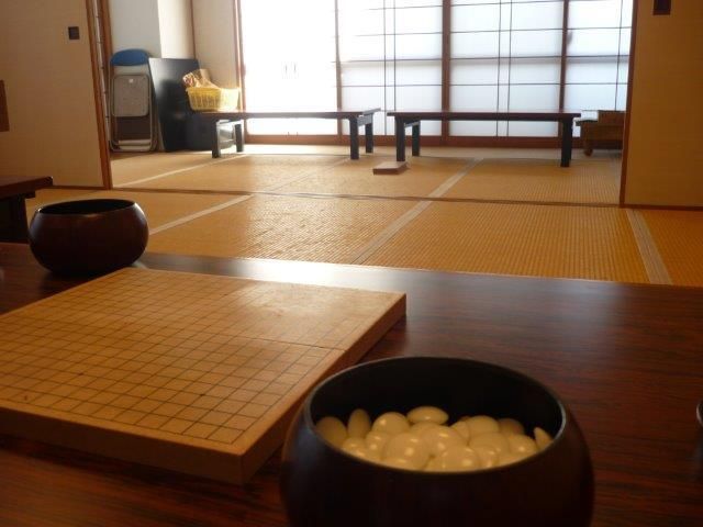 畳敷きの和室が２部屋続いており、手前のテーブルには囲碁セットが置かれ、奥の部屋にもテーブルが二つ置かれている。