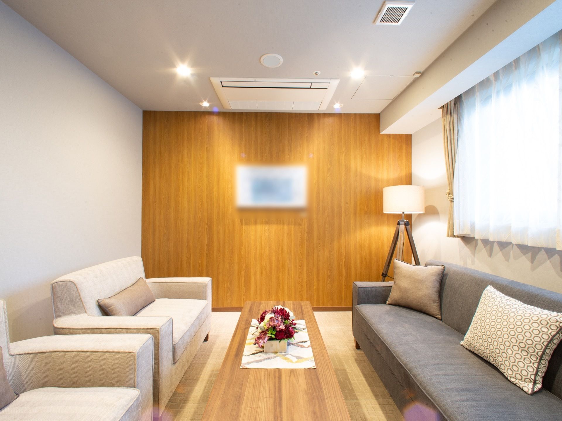 フワフワのソファが置かれた部屋である。壁には絵画か掛けられており、テーブルの上には花が飾られている。