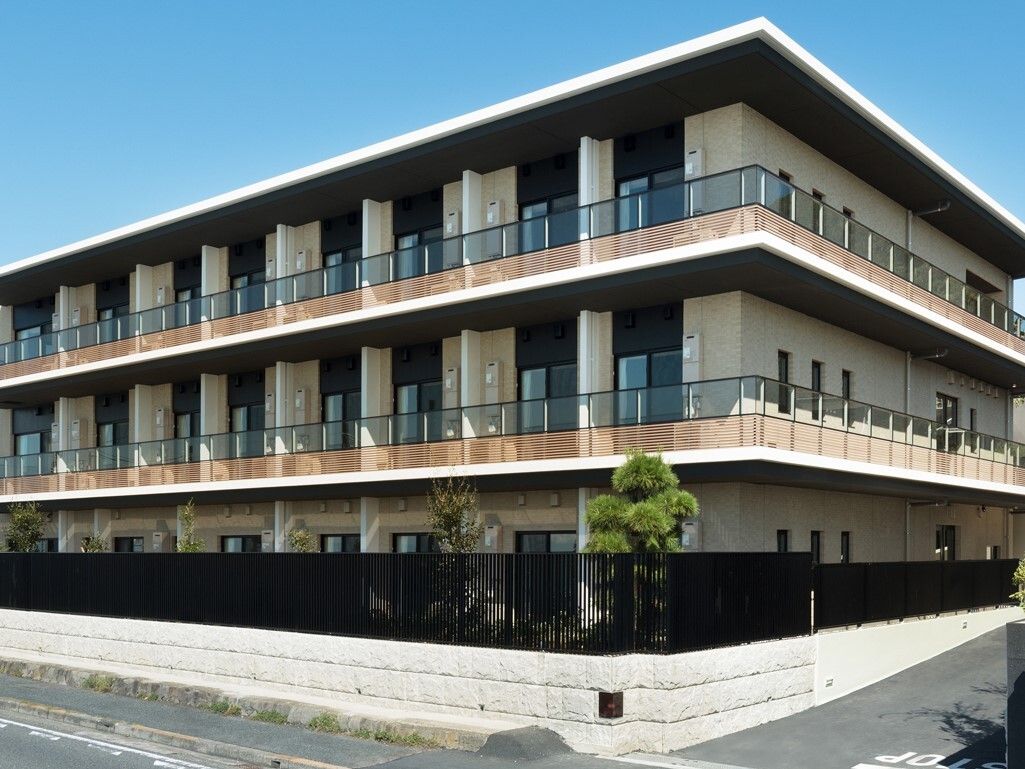 ブラウンを基調とした３階建ての建物である。２階以上にベランダが設置されており、建物全体に日が良く当たっている。