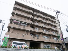 多階層の建物外観