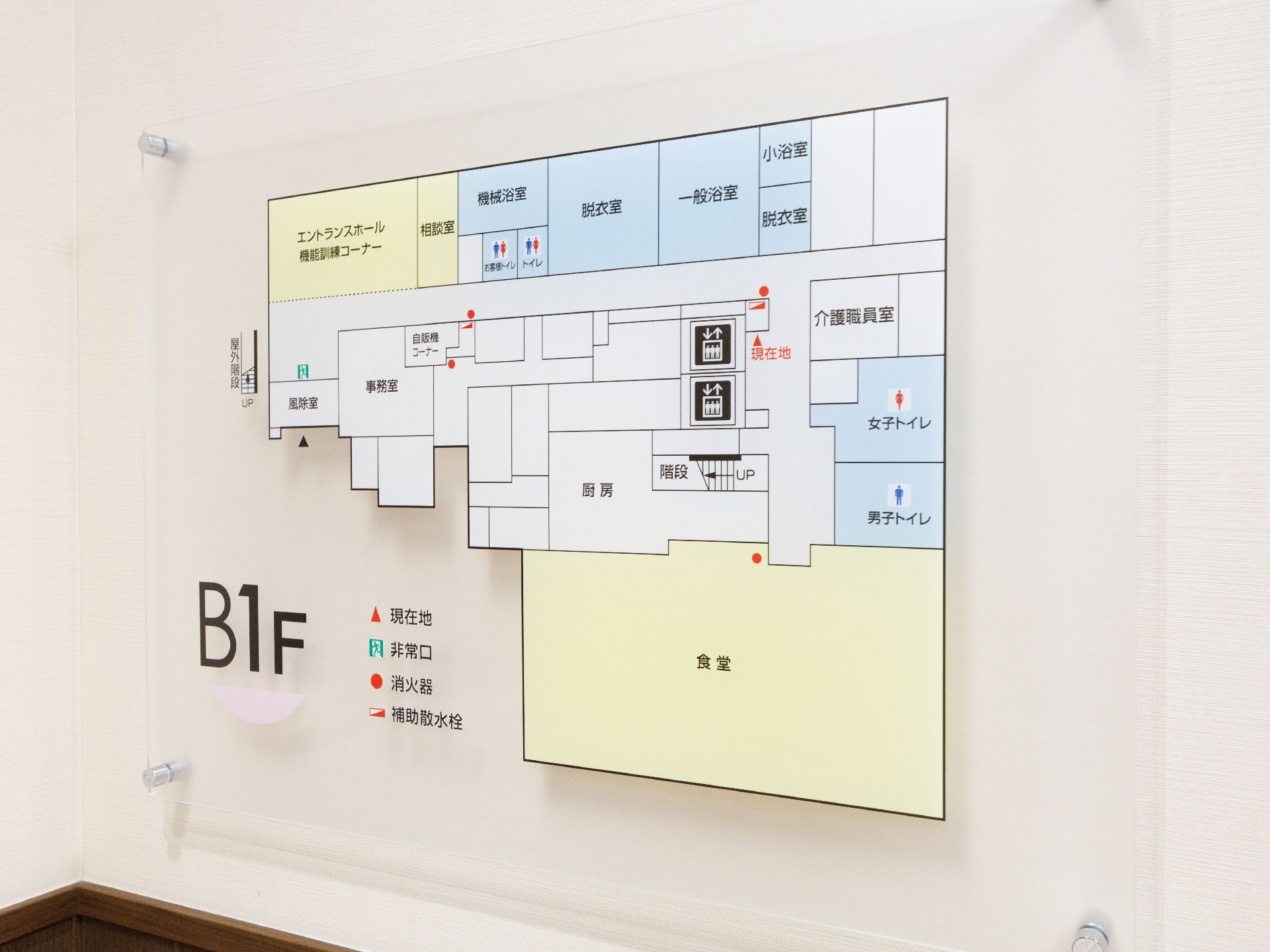 施設の案内図が取り付けられている廊下