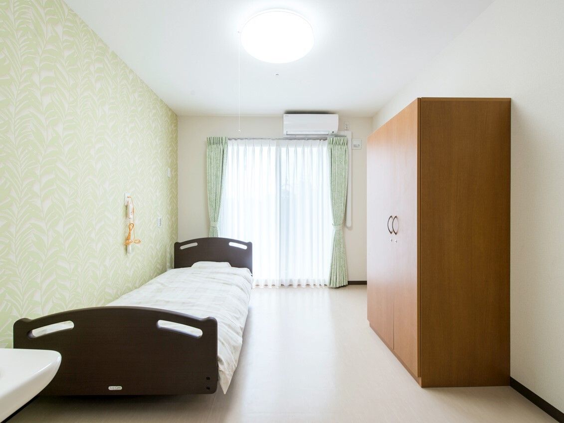 大きなクローゼットやエアコンが付いている部屋には寝具付きのベッドが置かれ、緊急通報装置が付いている。