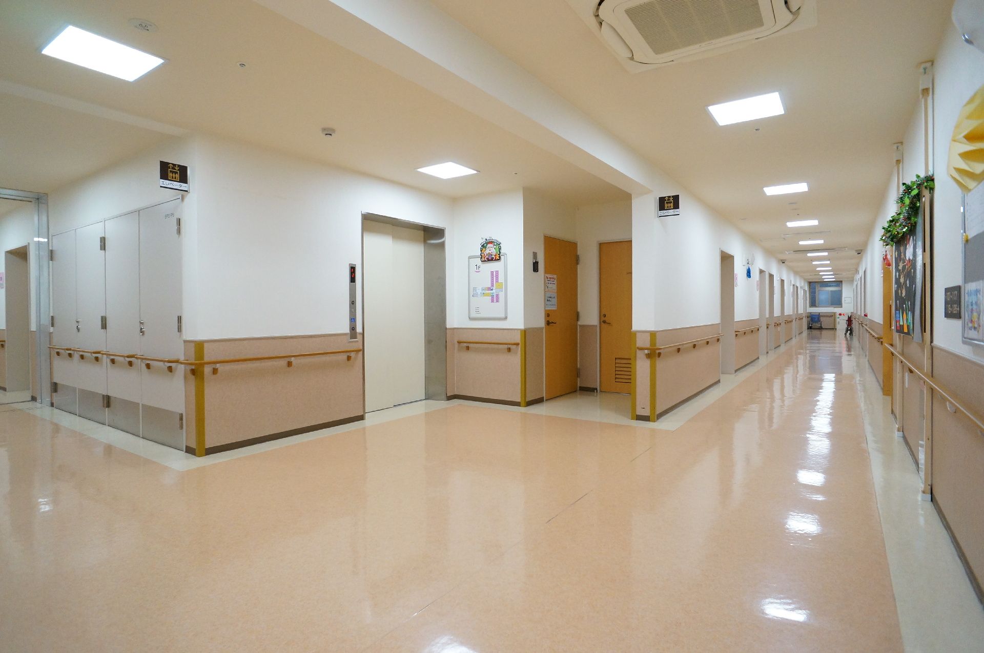 通路の途中にエレベーターがある廊下