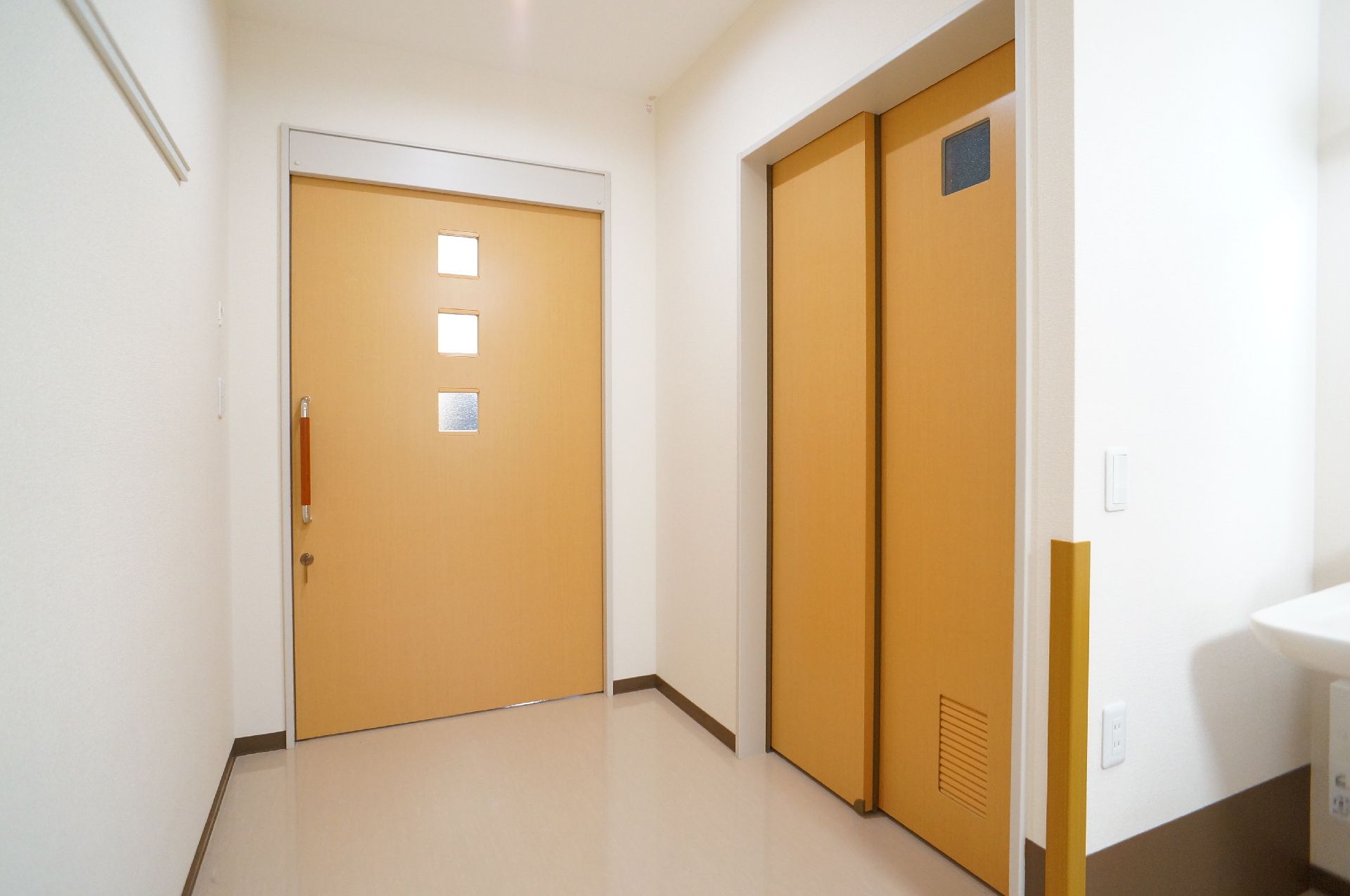 スライド式の扉になっている居室
