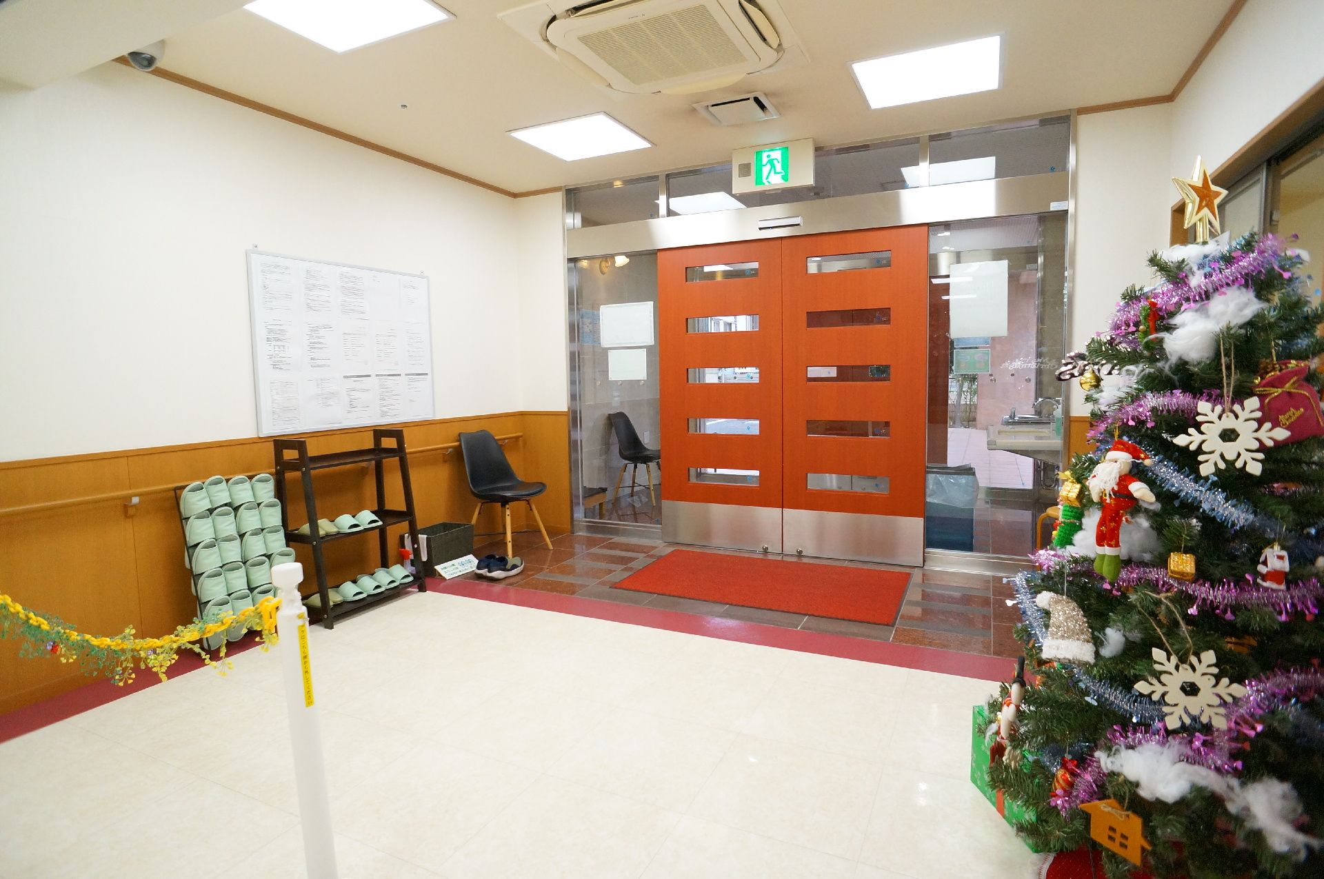 赤いマットが敷かれている玄関