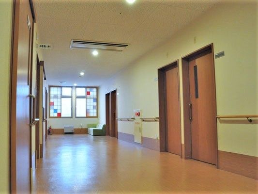 廊下の突き当りにはソファが置かれ、窓はステンドグラス風になっている。