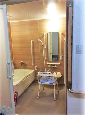 引き戸が付いた浴室にはシャワーチェアや浴槽が設置されている。