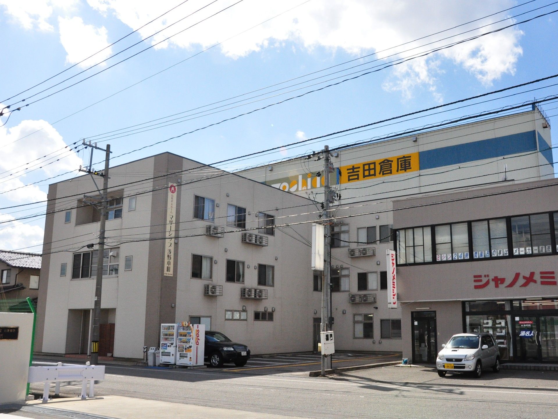 ブラウンを基調とした3階建ての建物の近くにはジャノメミシンの会社もある。