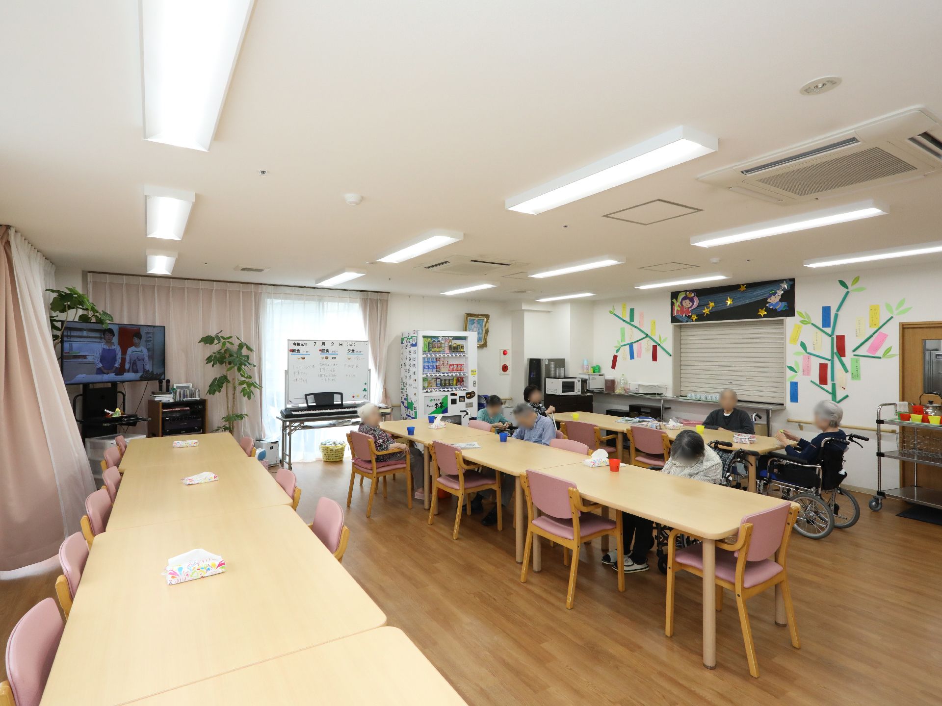 テーブルと椅子が設置され、入居者様同士会話を楽しむことができるスペース