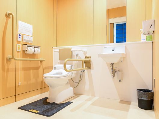 手すりと洗面設備のある空間