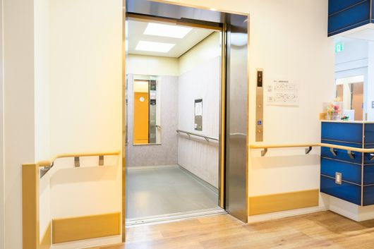 エレベーターとフロント