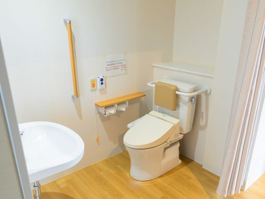 安全対策完備のトイレ空間