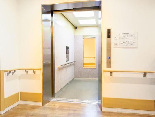 安全な移動のエレベーター