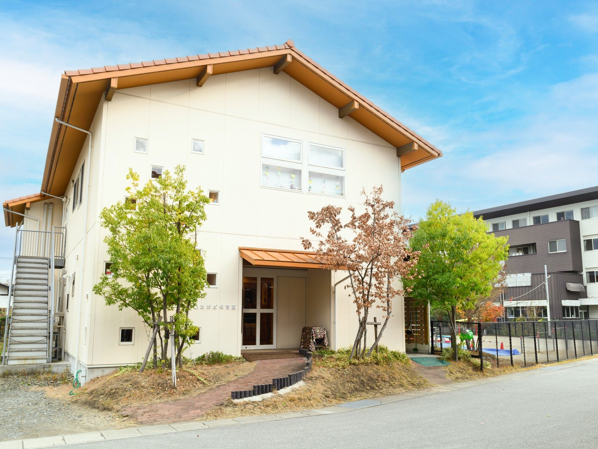 落ち着いた色合いの居室外観