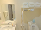 介護施設の明るいトイレの内観