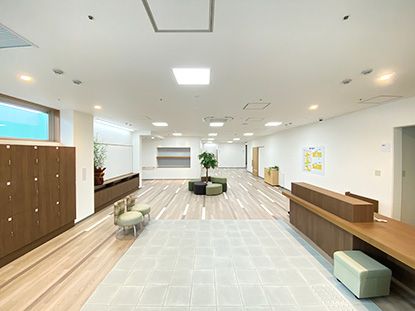 明るく広々としたロビー