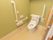 トイレには安全対策として、手すりや安全バー、背もたれが設置されている。間口が広いので車椅子をご利用の方も簡単に出入りできる。