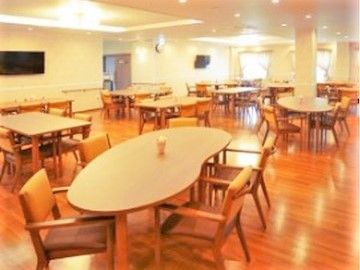 広い食堂には壁掛けテレビがつけられ、木製の長テーブルがたくさん並べられている。