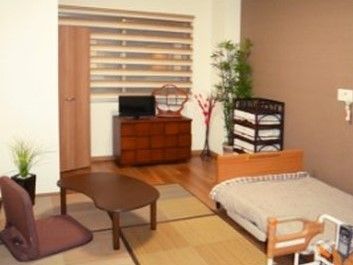 低床ベッドが置かれた和風の居室。畳やちゃぶ台、和風のタンスなどが置かれている。