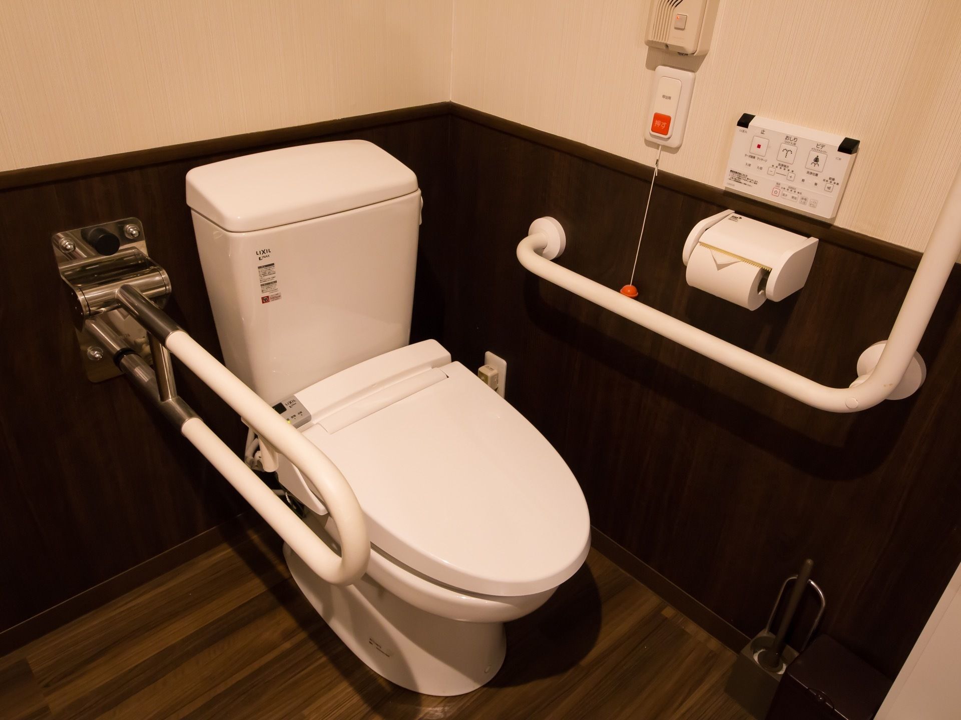 トイレの内部は落ち着いた色合いの内装で、居心地の良い雰囲気になっている。温水洗浄便座が設置され、ボタン1つで簡単に操作ができる。
